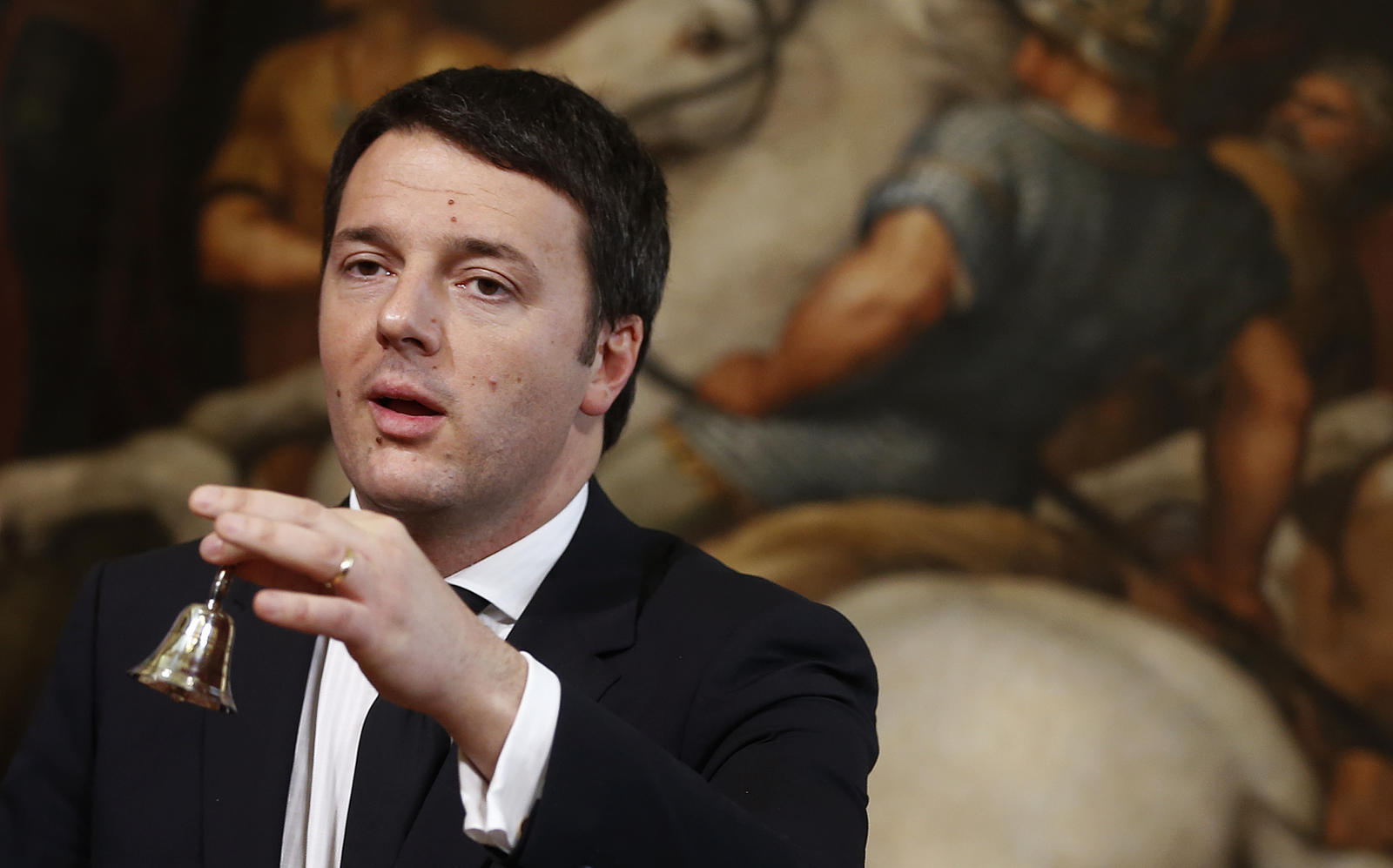 Renzi, il più giovane primo ministro del Paese, ha prestato giuramento in Italia