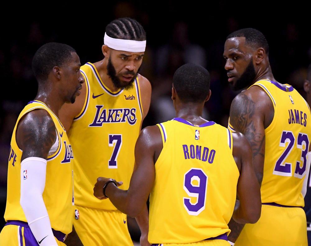 Karalius lieka žaidime: „Lakers“ į atkrintamąsias įtempė įspūdingas L. Jameso tritaškis