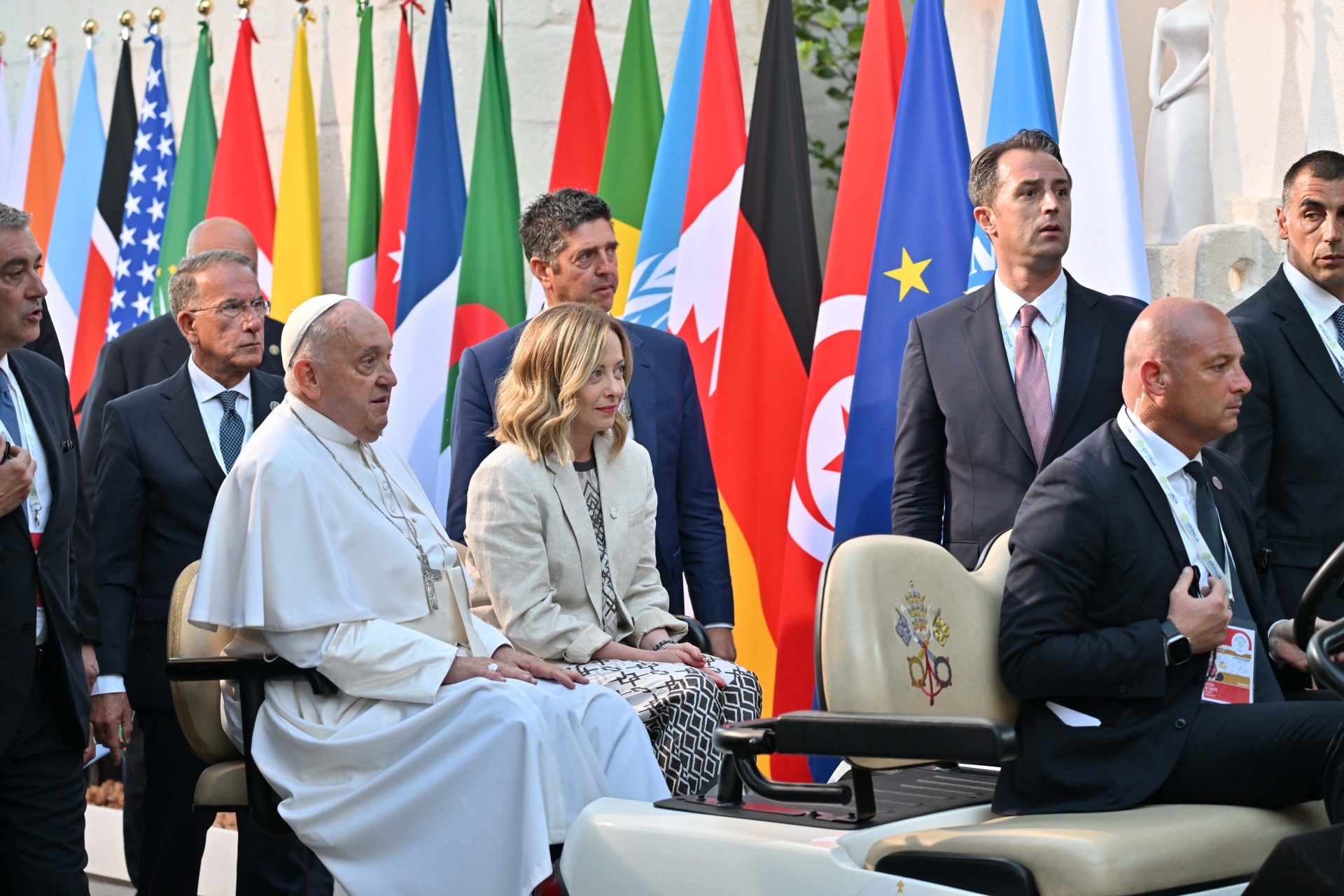 Al vertice del G7 in Italia, abbracci e sguardi assassini