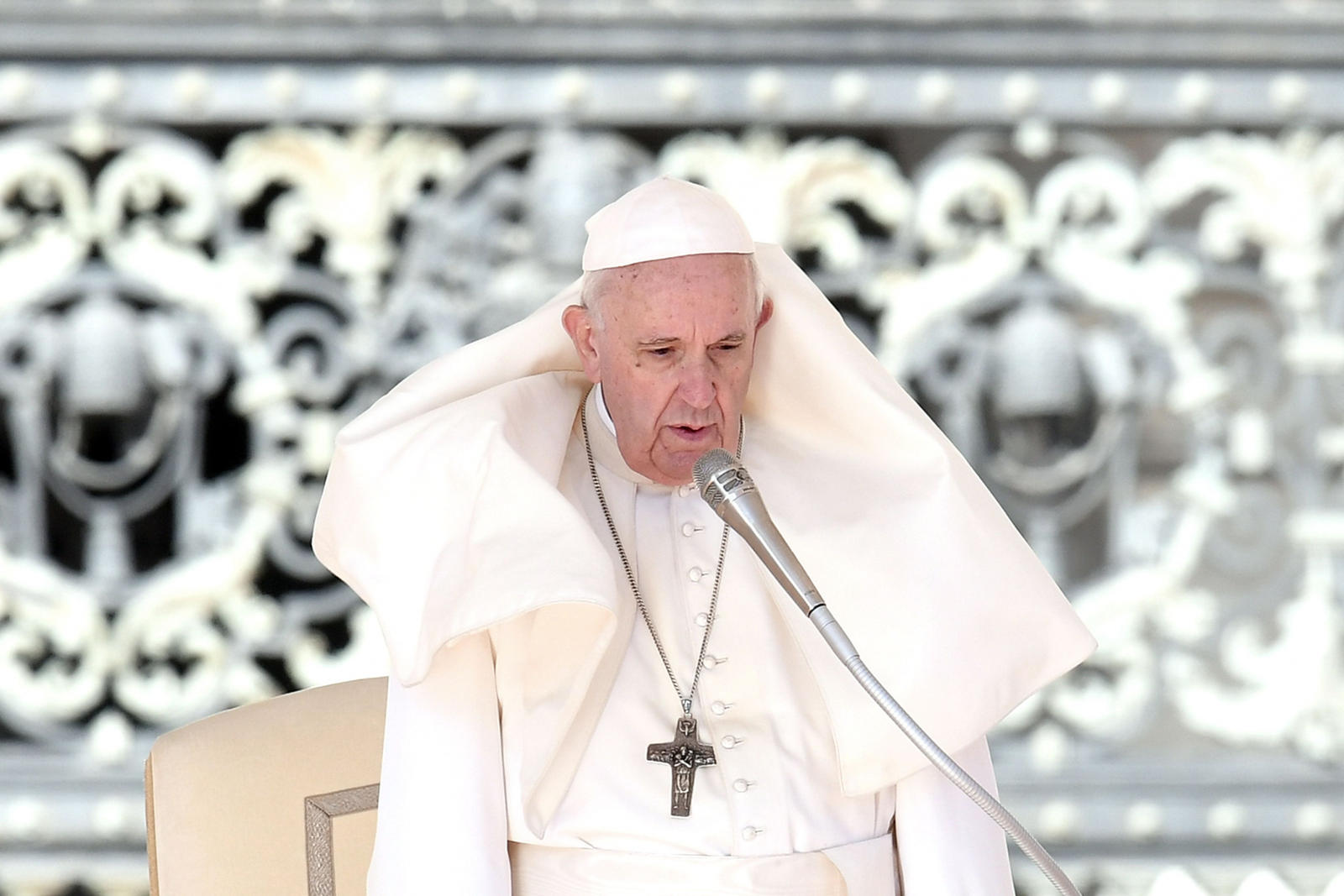 Vaticano: Francesco ha affidato a un cardinale la missione di aprire la strada alla pace in Ucraina