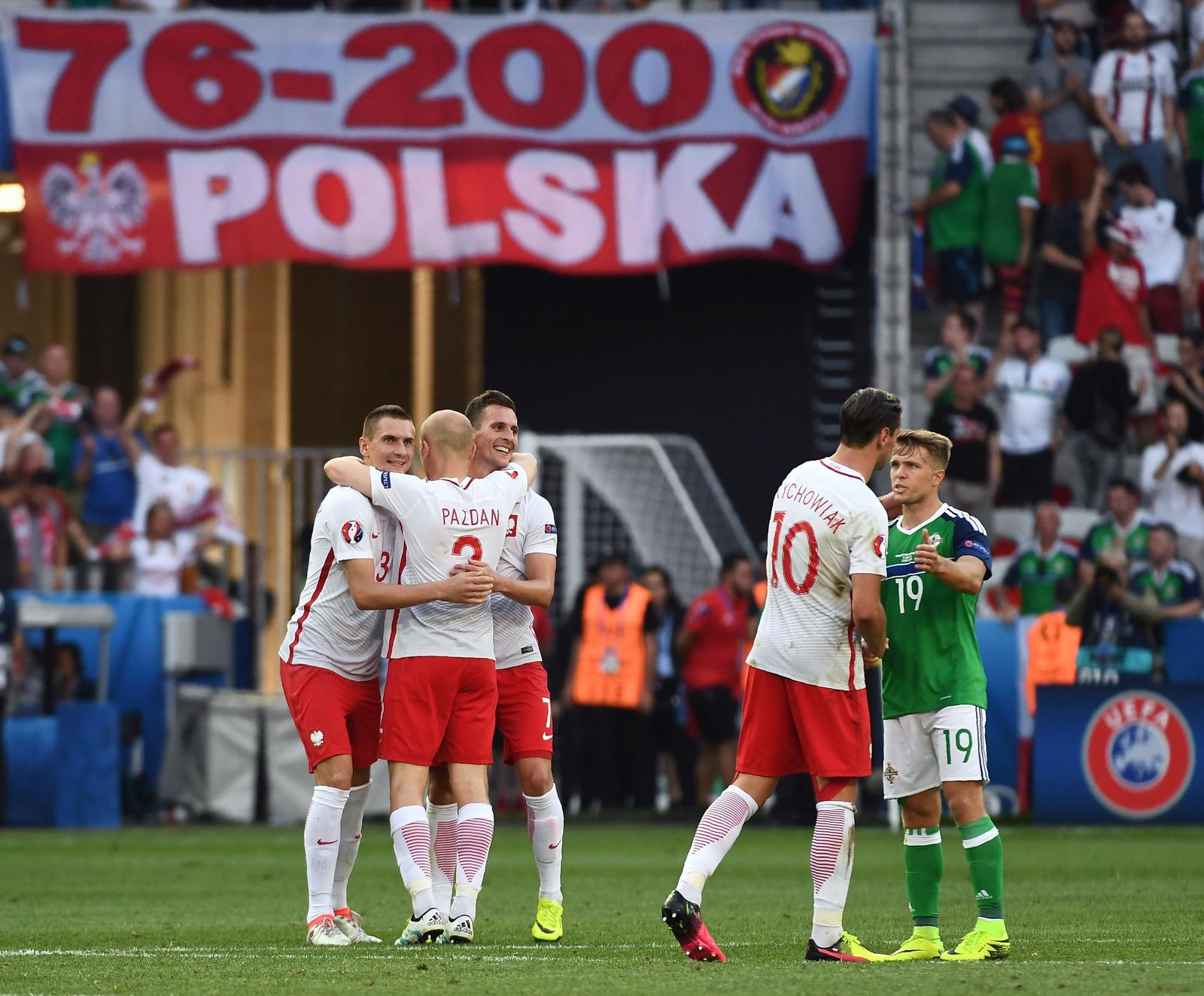 Reprezentacja Polski w piłce nożnej rozpoczęła mistrzostwa Europy od zwycięstwa nad Irlandią Północną.