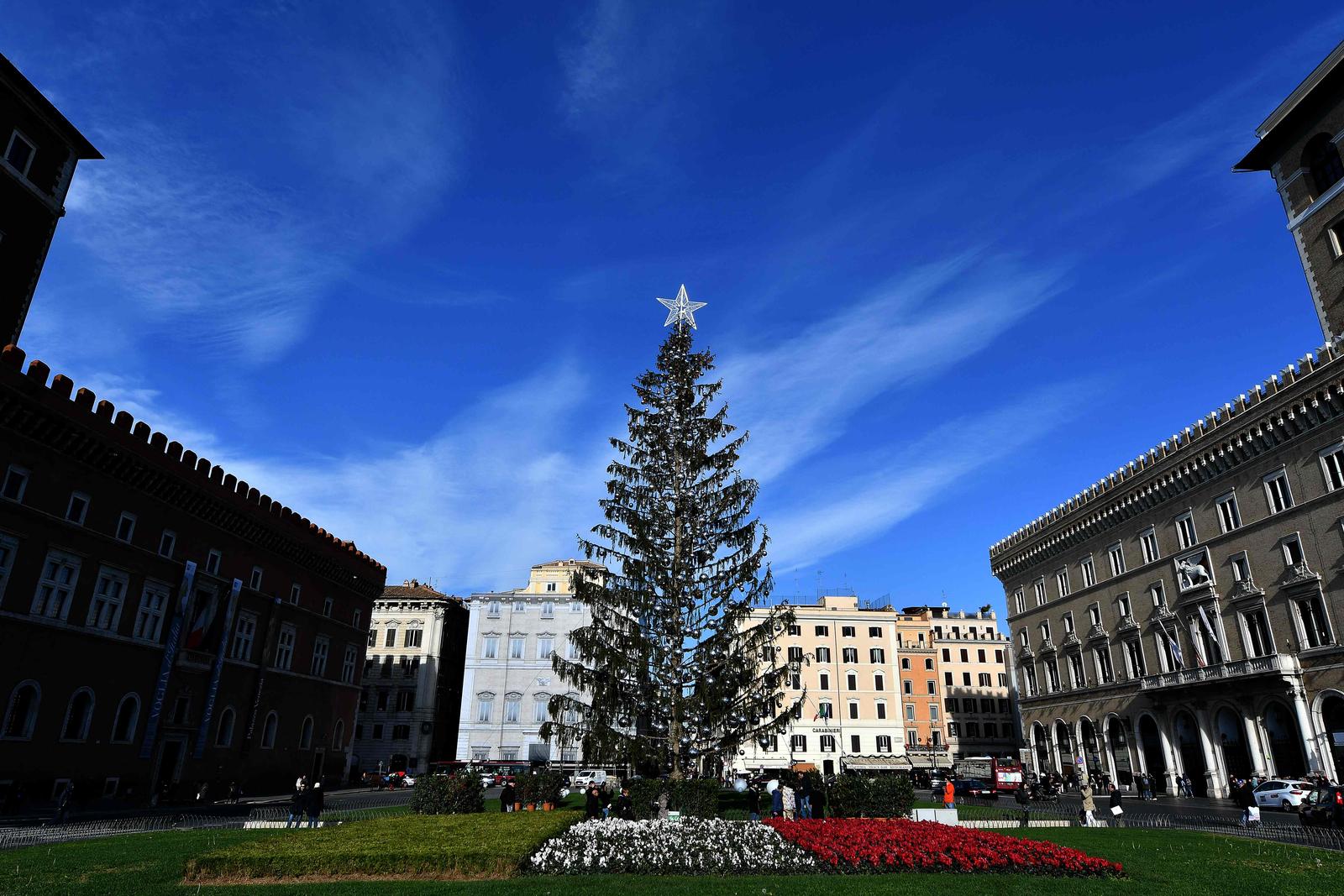L’albero di Natale romano è diventato oggetto di scherno