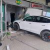 Avarija „Megoje“: vairuotoja sumaišė pedalus – „Tesla“ sulindo į vitriną 