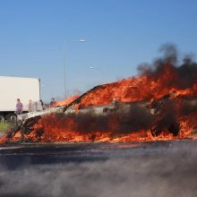 Netoli autostrados „Via Baltica“ liepsnojo mersedesas