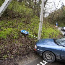 Automobilis Panemunėje išmėgino stulpo tvirtumą