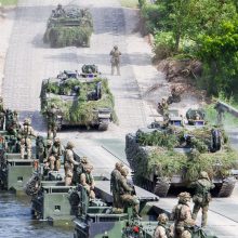 NATO karinė technika persikėlė per Nerį