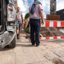 Karaliaus Mindaugo prospekte taranuotas automobilis įlėkė į duobę