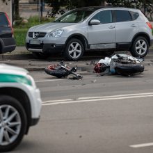 Jonavos gatvėje beteisis motociklininkas rėžėsi į opelį <span style=color:red;>(papildyta)</span>