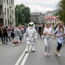 Parodos kalno šturmas: žmonės kopė kirpdamiesi, su vaišių stalais, šunys – neštuvuose