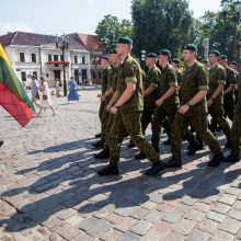 Istorinės Prezidentūros kiemelyje – leitenantų priesaika