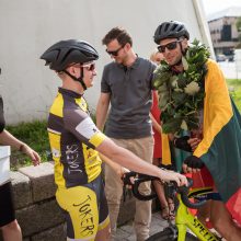 Lietuvis dviračiu apvažiavo aplink Baltijos šalis: grįžusį pasitiko su ąžuolo vainiku