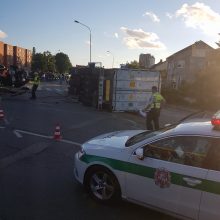 Klaipėdos žiedinėje sankryžoje nuvirto vilkikas