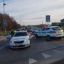 BMW vairuotojas pabėgo sudaužęs du automobilius ir sunkvežimį