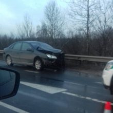 Kaune – dar viena avarija: po smūgio į BMW taranavo kelio atitvarus