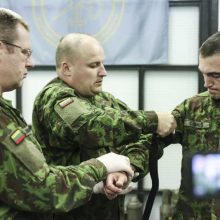 Kariuomenė kol kas nepirks abejonių sukėlusių turniketų