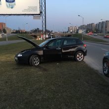 Šilainiuose BMW rėžėsi į „Alfa Romeo“, Tvirtovės alėjoje partrenktas dviratininkas