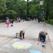 Pradinukai Ąžuolyną išmargino tautiškais piešiniais