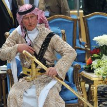 Britanijos princas Charlesas nustebino šokiu su kardais