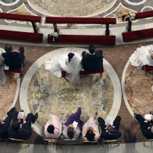 Popiežius sulaužė tabu sutuokdamas „nuodėmėje“ gyvenusias poras