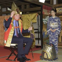 Princas Williamas Japonijoje pasimatavo samurajaus aprangą