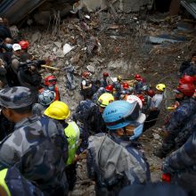 Nepale iš po griuvėsių ištrauktas 15-metis: po žemės drebėjimo praėjo 5 dienos