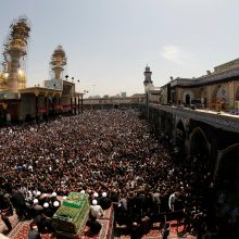 Dešimtys tūkstančių šiitų susirinko prie šventovės Bagdade