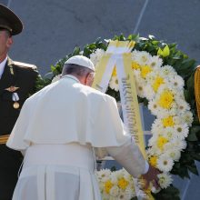 Pasmerkęs armėnų genocidą popiežius pasimeldė prie memorialo aukoms