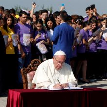 Pasmerkęs armėnų genocidą popiežius pasimeldė prie memorialo aukoms