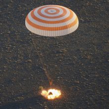 Į Žemę grįžo ilgiausiai kosmose išbuvęs amerikietis ir du rusų kosmonautai