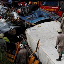 Hondūre per vilkiko ir autobuso avariją žuvo 16 žmonių  