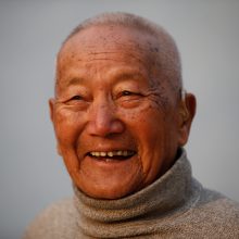 85 metų nepalietis nori atgauti seniausio į Everestą įkopusio žmogaus titulą