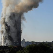 Gaisro Londono daugiabutyje aukų skaičius išaugo iki 30