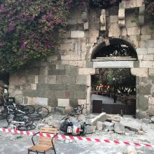 Turkijoje sužeistųjų per žemės drebėjimą padaugėjo iki beveik 360