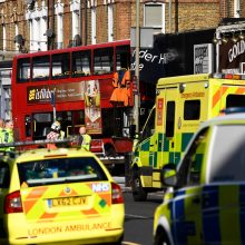 Londone dviaukštis autobusas įsirėžė į parduotuvę: sužeisti keli žmonės