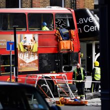Londone dviaukštis autobusas įsirėžė į parduotuvę: sužeisti keli žmonės