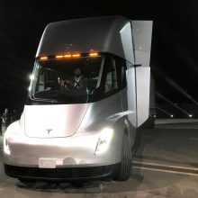 „Tesla“ pristatė pirmąjį pasaulyje elektra varomą sunkvežimį