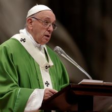 Vargstantiems mišias skyręs popiežius abejingumą vadino didžiule nuodėme