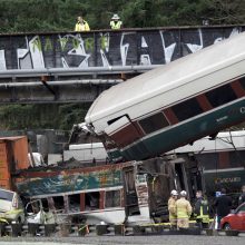 JAV nuo bėgių nuvažiavus traukiniui žuvo trys žmonės, apie 100 sužeisti