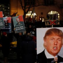 Šveicarijoje prieš D. Trumpą protestavo daugiau kaip tūkstantis žmonių