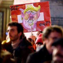 Šveicarijoje prieš D. Trumpą protestavo daugiau kaip tūkstantis žmonių