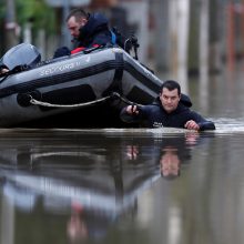 Prancūziją toliau merkia lietus, kyla Senos upės vanduo Paryžiuje