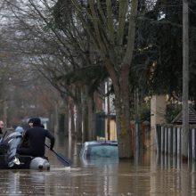 Prancūziją toliau merkia lietus, kyla Senos upės vanduo Paryžiuje