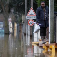 Prancūziją toliau merkia lietus, kyla Senos upės vanduo Paryžiuje