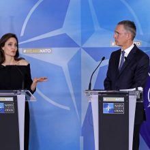 NATO vadovas ir A. Jolie sutarė bendradarbiauti ginant moteris
