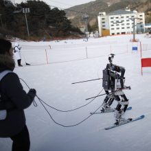 Netradicinės lenktynės: robotai susirungė slidinėjimo trasoje