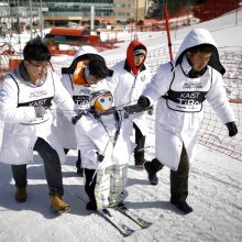 Netradicinės lenktynės: robotai susirungė slidinėjimo trasoje