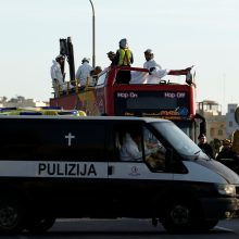 Maltoje į medį įsirėžė turistų autobusas, yra žuvusiųjų