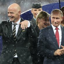 Per iškilmingą futbolo čempionato finalo momentą – skėtis tik V. Putinui