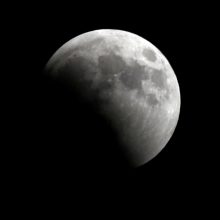 Pasaulis stebi retą dangaus spektaklį – ilgiausią Mėnulio užtemimą