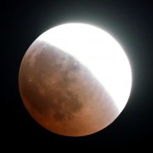 Pasaulis stebi retą dangaus spektaklį – ilgiausią Mėnulio užtemimą